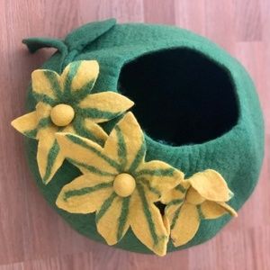 100% Sheep wool felt cat pod/ Cat cave/ Cat bed